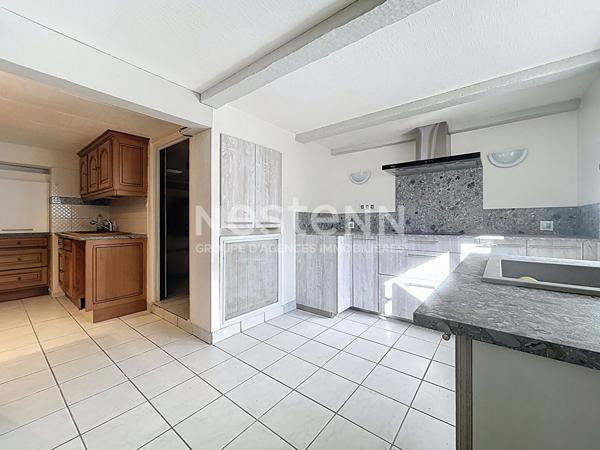 Maisons et domaine de charme à vendre à Turenne : Ensemble de 2 maisons, 180m2 habitable, 4 chambres, Terrain 2600m2, 2ème maison avec Garage pour Gîtes ou coin privatif.