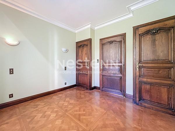 Maisons et domaine de charme à vendre à Turenne : Ensemble de 2 maisons, 180m2 habitable, 4 chambres, Terrain 2600m2, 2ème maison avec Garage pour Gîtes ou coin privatif.