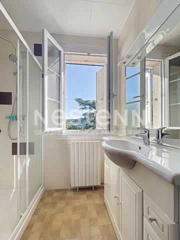 Maisons et domaine de charme à vendre à Turenne : Ensemble de 2 maisons, 180m2 habitable, 4 chambres, Terrain 2600m2, 2ème maison avec Garage pour Gîtes ou coin privatif.