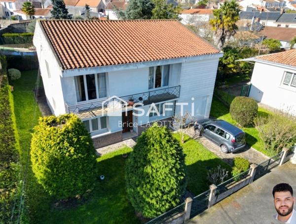 Vaste demeure de 9 pièces avec jardin clos et double balcon en plein cœur de la ville.