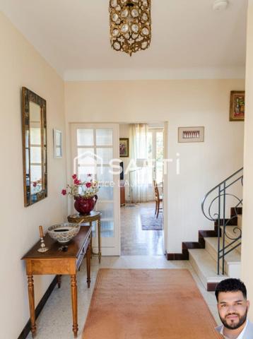 Vaste demeure de 9 pièces avec jardin clos et double balcon en plein cœur de la ville.