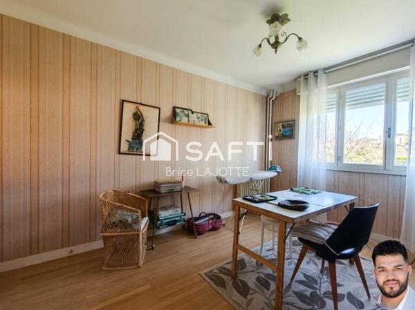 Vaste demeure de 9 pièces avec jardin clos et double balcon en plein cœur de la ville.