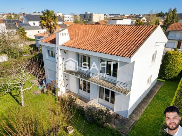 Vaste demeure de 9 pièces avec jardin clos et double balcon en plein cœur de la ville.