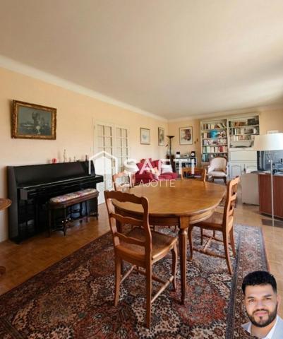 Vaste demeure de 9 pièces avec jardin clos et double balcon en plein cœur de la ville.