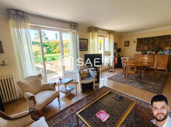 Vaste demeure de 9 pièces avec jardin clos et double balcon en plein cœur de la ville.