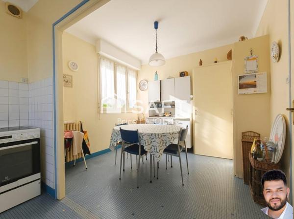 Vaste demeure de 9 pièces avec jardin clos et double balcon en plein cœur de la ville.