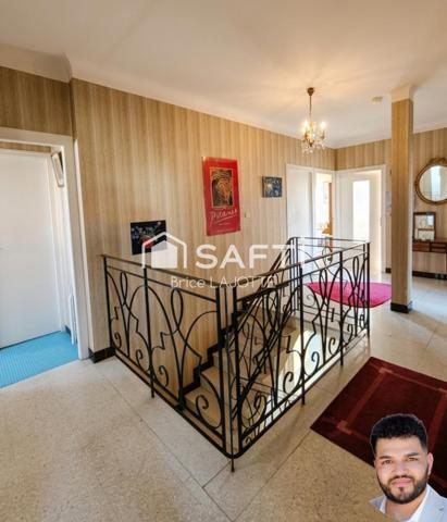 Vaste demeure de 9 pièces avec jardin clos et double balcon en plein cœur de la ville.