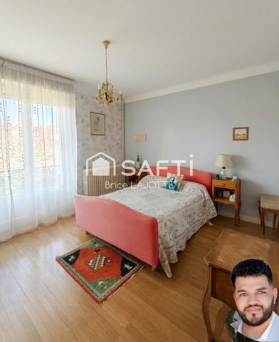 Vaste demeure de 9 pièces avec jardin clos et double balcon en plein cœur de la ville.