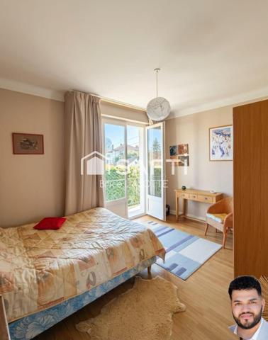 Vaste demeure de 9 pièces avec jardin clos et double balcon en plein cœur de la ville.