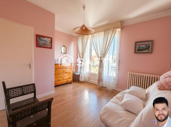 Vaste demeure de 9 pièces avec jardin clos et double balcon en plein cœur de la ville.