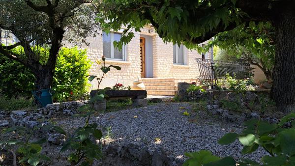 Villa de plain-pied centre du village.
