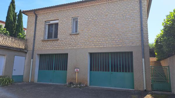 Villa de plain-pied centre du village.