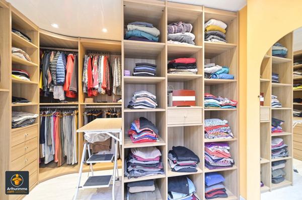 Vente                                                      Maison
                        
                     7 pièces                      292 m2                     à Vallans