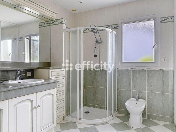 Maison
         6 pièces
        - 172 m² Exclusivité 320 000 € *
