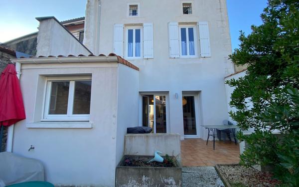 Immeuble à vendre    9 pièces •  Saujon