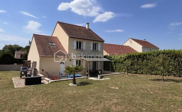 Découvrez cette maison moderne de 107 m² située dans un quartier paisible, construite en 2013, offrant un cadre de vie calme et serein. Bénéficiant d'un bel espace, elle se distingue par son style contemporain et ses prestations de qualité.

Ce bien fonctionnel comprend 5 pièces. Les agencements intérieurs témoignent d'une harmonie entre design et confort, avec des matériaux à la fois esthétiques et durables. Une salle à manger/séjour mène à une cuisine ouverte aménagée et équipée, idéale pour les moments en famille. 
4 chambres dont 1 suite parentale avec douche. Salle de bain double vasque et toilette, WC indépendant.

Profitez de la grande terrasse carrelée avec pergola pour vos moments de détente en plein air, offrant un espace parfait pour les réceptions estivales. 
Avec 3 places de parking supplémentaires hors terrain clos, stationner sera un jeu d’enfant.
Les + : Poêle à bois, portail et porte de garage électriques, aucun travaux à prévoir, placards sur mesure sous escalier, pas de vis à vis, chauffage électrique connecté.
Ne tardez pas à visiter ce bien au cachet indéniable! Pour plus d'informations, veuillez contacter Frédérique Cacheux, votre interlocuteur privilégié.