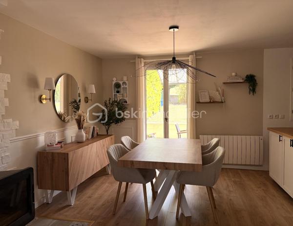 Découvrez cette maison moderne de 107 m² située dans un quartier paisible, construite en 2013, offrant un cadre de vie calme et serein. Bénéficiant d'un bel espace, elle se distingue par son style contemporain et ses prestations de qualité.

Ce bien fonctionnel comprend 5 pièces. Les agencements intérieurs témoignent d'une harmonie entre design et confort, avec des matériaux à la fois esthétiques et durables. Une salle à manger/séjour mène à une cuisine ouverte aménagée et équipée, idéale pour les moments en famille. 
4 chambres dont 1 suite parentale avec douche. Salle de bain double vasque et toilette, WC indépendant.

Profitez de la grande terrasse carrelée avec pergola pour vos moments de détente en plein air, offrant un espace parfait pour les réceptions estivales. 
Avec 3 places de parking supplémentaires hors terrain clos, stationner sera un jeu d’enfant.
Les + : Poêle à bois, portail et porte de garage électriques, aucun travaux à prévoir, placards sur mesure sous escalier, pas de vis à vis, chauffage électrique connecté.
Ne tardez pas à visiter ce bien au cachet indéniable! Pour plus d'informations, veuillez contacter Frédérique Cacheux, votre interlocuteur privilégié.