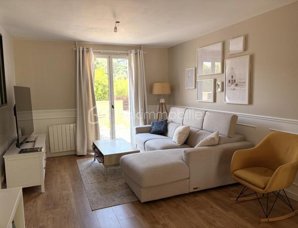Découvrez cette maison moderne de 107 m² située dans un quartier paisible, construite en 2013, offrant un cadre de vie calme et serein. Bénéficiant d'un bel espace, elle se distingue par son style contemporain et ses prestations de qualité.

Ce bien fonctionnel comprend 5 pièces. Les agencements intérieurs témoignent d'une harmonie entre design et confort, avec des matériaux à la fois esthétiques et durables. Une salle à manger/séjour mène à une cuisine ouverte aménagée et équipée, idéale pour les moments en famille. 
4 chambres dont 1 suite parentale avec douche. Salle de bain double vasque et toilette, WC indépendant.

Profitez de la grande terrasse carrelée avec pergola pour vos moments de détente en plein air, offrant un espace parfait pour les réceptions estivales. 
Avec 3 places de parking supplémentaires hors terrain clos, stationner sera un jeu d’enfant.
Les + : Poêle à bois, portail et porte de garage électriques, aucun travaux à prévoir, placards sur mesure sous escalier, pas de vis à vis, chauffage électrique connecté.
Ne tardez pas à visiter ce bien au cachet indéniable! Pour plus d'informations, veuillez contacter Frédérique Cacheux, votre interlocuteur privilégié.