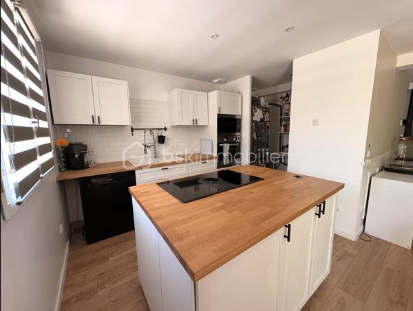 Découvrez cette maison moderne de 107 m² située dans un quartier paisible, construite en 2013, offrant un cadre de vie calme et serein. Bénéficiant d'un bel espace, elle se distingue par son style contemporain et ses prestations de qualité.

Ce bien fonctionnel comprend 5 pièces. Les agencements intérieurs témoignent d'une harmonie entre design et confort, avec des matériaux à la fois esthétiques et durables. Une salle à manger/séjour mène à une cuisine ouverte aménagée et équipée, idéale pour les moments en famille. 
4 chambres dont 1 suite parentale avec douche. Salle de bain double vasque et toilette, WC indépendant.

Profitez de la grande terrasse carrelée avec pergola pour vos moments de détente en plein air, offrant un espace parfait pour les réceptions estivales. 
Avec 3 places de parking supplémentaires hors terrain clos, stationner sera un jeu d’enfant.
Les + : Poêle à bois, portail et porte de garage électriques, aucun travaux à prévoir, placards sur mesure sous escalier, pas de vis à vis, chauffage électrique connecté.
Ne tardez pas à visiter ce bien au cachet indéniable! Pour plus d'informations, veuillez contacter Frédérique Cacheux, votre interlocuteur privilégié.