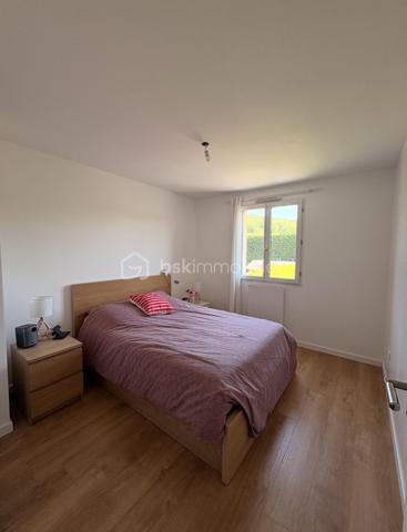 Découvrez cette maison moderne de 107 m² située dans un quartier paisible, construite en 2013, offrant un cadre de vie calme et serein. Bénéficiant d'un bel espace, elle se distingue par son style contemporain et ses prestations de qualité.

Ce bien fonctionnel comprend 5 pièces. Les agencements intérieurs témoignent d'une harmonie entre design et confort, avec des matériaux à la fois esthétiques et durables. Une salle à manger/séjour mène à une cuisine ouverte aménagée et équipée, idéale pour les moments en famille. 
4 chambres dont 1 suite parentale avec douche. Salle de bain double vasque et toilette, WC indépendant.

Profitez de la grande terrasse carrelée avec pergola pour vos moments de détente en plein air, offrant un espace parfait pour les réceptions estivales. 
Avec 3 places de parking supplémentaires hors terrain clos, stationner sera un jeu d’enfant.
Les + : Poêle à bois, portail et porte de garage électriques, aucun travaux à prévoir, placards sur mesure sous escalier, pas de vis à vis, chauffage électrique connecté.
Ne tardez pas à visiter ce bien au cachet indéniable! Pour plus d'informations, veuillez contacter Frédérique Cacheux, votre interlocuteur privilégié.