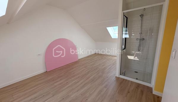 Découvrez cette maison moderne de 107 m² située dans un quartier paisible, construite en 2013, offrant un cadre de vie calme et serein. Bénéficiant d'un bel espace, elle se distingue par son style contemporain et ses prestations de qualité.

Ce bien fonctionnel comprend 5 pièces. Les agencements intérieurs témoignent d'une harmonie entre design et confort, avec des matériaux à la fois esthétiques et durables. Une salle à manger/séjour mène à une cuisine ouverte aménagée et équipée, idéale pour les moments en famille. 
4 chambres dont 1 suite parentale avec douche. Salle de bain double vasque et toilette, WC indépendant.

Profitez de la grande terrasse carrelée avec pergola pour vos moments de détente en plein air, offrant un espace parfait pour les réceptions estivales. 
Avec 3 places de parking supplémentaires hors terrain clos, stationner sera un jeu d’enfant.
Les + : Poêle à bois, portail et porte de garage électriques, aucun travaux à prévoir, placards sur mesure sous escalier, pas de vis à vis, chauffage électrique connecté.
Ne tardez pas à visiter ce bien au cachet indéniable! Pour plus d'informations, veuillez contacter Frédérique Cacheux, votre interlocuteur privilégié.