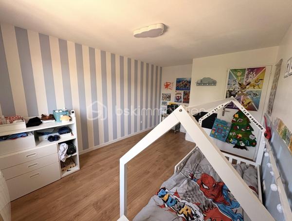 Découvrez cette maison moderne de 107 m² située dans un quartier paisible, construite en 2013, offrant un cadre de vie calme et serein. Bénéficiant d'un bel espace, elle se distingue par son style contemporain et ses prestations de qualité.

Ce bien fonctionnel comprend 5 pièces. Les agencements intérieurs témoignent d'une harmonie entre design et confort, avec des matériaux à la fois esthétiques et durables. Une salle à manger/séjour mène à une cuisine ouverte aménagée et équipée, idéale pour les moments en famille. 
4 chambres dont 1 suite parentale avec douche. Salle de bain double vasque et toilette, WC indépendant.

Profitez de la grande terrasse carrelée avec pergola pour vos moments de détente en plein air, offrant un espace parfait pour les réceptions estivales. 
Avec 3 places de parking supplémentaires hors terrain clos, stationner sera un jeu d’enfant.
Les + : Poêle à bois, portail et porte de garage électriques, aucun travaux à prévoir, placards sur mesure sous escalier, pas de vis à vis, chauffage électrique connecté.
Ne tardez pas à visiter ce bien au cachet indéniable! Pour plus d'informations, veuillez contacter Frédérique Cacheux, votre interlocuteur privilégié.