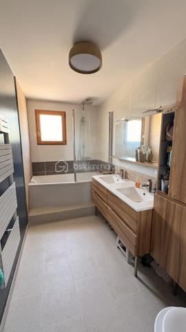 Découvrez cette maison moderne de 107 m² située dans un quartier paisible, construite en 2013, offrant un cadre de vie calme et serein. Bénéficiant d'un bel espace, elle se distingue par son style contemporain et ses prestations de qualité.

Ce bien fonctionnel comprend 5 pièces. Les agencements intérieurs témoignent d'une harmonie entre design et confort, avec des matériaux à la fois esthétiques et durables. Une salle à manger/séjour mène à une cuisine ouverte aménagée et équipée, idéale pour les moments en famille. 
4 chambres dont 1 suite parentale avec douche. Salle de bain double vasque et toilette, WC indépendant.

Profitez de la grande terrasse carrelée avec pergola pour vos moments de détente en plein air, offrant un espace parfait pour les réceptions estivales. 
Avec 3 places de parking supplémentaires hors terrain clos, stationner sera un jeu d’enfant.
Les + : Poêle à bois, portail et porte de garage électriques, aucun travaux à prévoir, placards sur mesure sous escalier, pas de vis à vis, chauffage électrique connecté.
Ne tardez pas à visiter ce bien au cachet indéniable! Pour plus d'informations, veuillez contacter Frédérique Cacheux, votre interlocuteur privilégié.