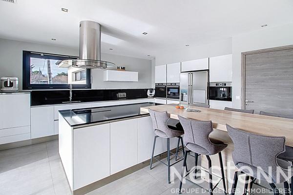 A VENDRE DRAGUIGNAN - MAISON NEO PROVENCALE DE PLAIN PIED de 180m² avec GARAGE et PISCINE