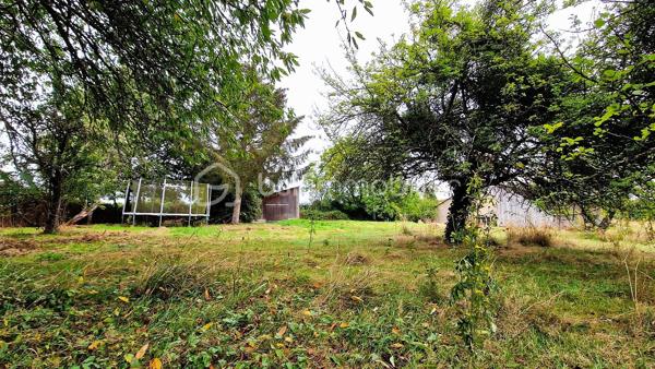 BATIMENT ARTISANAL
Ensemble immobilier atypique – Fort potentiel

Situé dans un environnement paisible et verdoyant, cet ensemble immobilier unique offre de nombreuses possibilités d’aménagement sur un terrain arboré de 3 215 m², agrémenté d’arbres fruitiers (noyers, pommiers, pruniers, cerisiers, etc.).

Idéal pour un Artisan, un Artiste ou un projet mixte habitation/activité, le bien se compose de :

Un local artisanal de 375 m², actuellement exploité en menuiserie, comprenant un vaste atelier ainsi qu’un grenier à l’étage, offrant un bel espace de stockage ou un potentiel d’aménagement supplémentaire.

Un studio attenant de 35 m², comprenant deux pièces (bureau et chambre), une salle d’eau, un coin cuisine et un WC, parfaitement adapté pour un logement d’appoint, un espace d’accueil ou un bureau.

Un chemin d’accès privé, situé sur une parcelle distincte, facilitant l’accès et la circulation au sein de la propriété.

Une possibilité de transformation du local artisanal en habitation permet d’envisager différents projets selon vos besoins.

Un bien rare, alliant fonctionnalité, calme et charme naturel, à découvrir sans tarder !
