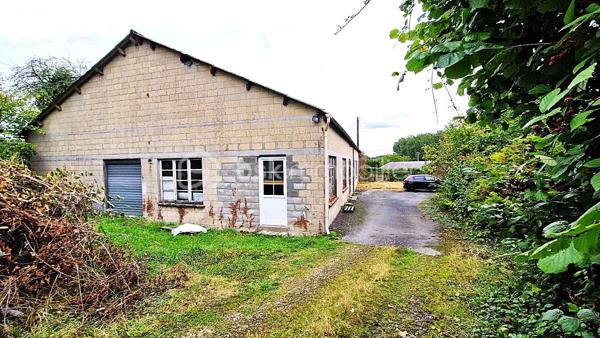BATIMENT ARTISANAL
Ensemble immobilier atypique – Fort potentiel

Situé dans un environnement paisible et verdoyant, cet ensemble immobilier unique offre de nombreuses possibilités d’aménagement sur un terrain arboré de 3 215 m², agrémenté d’arbres fruitiers (noyers, pommiers, pruniers, cerisiers, etc.).

Idéal pour un Artisan, un Artiste ou un projet mixte habitation/activité, le bien se compose de :

Un local artisanal de 375 m², actuellement exploité en menuiserie, comprenant un vaste atelier ainsi qu’un grenier à l’étage, offrant un bel espace de stockage ou un potentiel d’aménagement supplémentaire.

Un studio attenant de 35 m², comprenant deux pièces (bureau et chambre), une salle d’eau, un coin cuisine et un WC, parfaitement adapté pour un logement d’appoint, un espace d’accueil ou un bureau.

Un chemin d’accès privé, situé sur une parcelle distincte, facilitant l’accès et la circulation au sein de la propriété.

Une possibilité de transformation du local artisanal en habitation permet d’envisager différents projets selon vos besoins.

Un bien rare, alliant fonctionnalité, calme et charme naturel, à découvrir sans tarder !