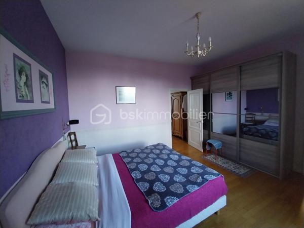 À vendre – Maison familiale en pierre de 131 m² à Gorron. 
A proximité des services et commerces,   cette agréable maison mitoyenne vous séduira par ses beaux volumes et son terrain arboré, idéal pour profiter de moments de détente en famille.

Au rez-de-chaussée :
- Une entrée.
- Une salle à manger lumineuse.
- Une cuisine.
- Un garage avec accès direct à la cuisine, très pratique au quotidien.

Au premier étage :
- Deux chambres.
- Un bureau, pouvant également servir de chambre d'appoint ou d'espace télétravail.
- Un WC 
- Une salle de bains.
A un niveau supérieur :
- Une grande chambre avec mezzanine.
- Une salle d'eau privative.

Au 2ème étage
- Une pièce spacieuse polyvalente pouvant être aménagée en salon, chambre ou salle de jeux selon vos besoins.
- Possibilité d'aménager 2 pièces supplémentaires.  

Chauffage Aérothermie air/eau de 2021  DPE C 

À l'extérieur
- En sortant du garage, vous pouvez rejoindre le terrain ainsi qu’une dépendance, composée en 3 parties: stockage/ atelier/chaufferie. 
 
À découvrir sans tarder !
