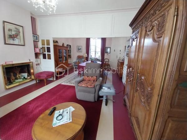 À vendre – Maison familiale en pierre de 131 m² à Gorron. 
A proximité des services et commerces,   cette agréable maison mitoyenne vous séduira par ses beaux volumes et son terrain arboré, idéal pour profiter de moments de détente en famille.

Au rez-de-chaussée :
- Une entrée.
- Une salle à manger lumineuse.
- Une cuisine.
- Un garage avec accès direct à la cuisine, très pratique au quotidien.

Au premier étage :
- Deux chambres.
- Un bureau, pouvant également servir de chambre d'appoint ou d'espace télétravail.
- Un WC 
- Une salle de bains.
A un niveau supérieur :
- Une grande chambre avec mezzanine.
- Une salle d'eau privative.

Au 2ème étage
- Une pièce spacieuse polyvalente pouvant être aménagée en salon, chambre ou salle de jeux selon vos besoins.
- Possibilité d'aménager 2 pièces supplémentaires.  

Chauffage Aérothermie air/eau de 2021  DPE C 

À l'extérieur
- En sortant du garage, vous pouvez rejoindre le terrain ainsi qu’une dépendance, composée en 3 parties: stockage/ atelier/chaufferie. 
 
À découvrir sans tarder !