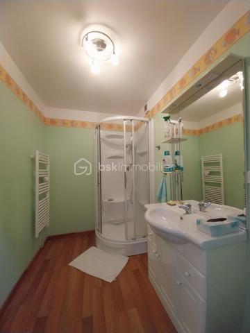 À vendre – Maison familiale en pierre de 131 m² à Gorron. 
A proximité des services et commerces,   cette agréable maison mitoyenne vous séduira par ses beaux volumes et son terrain arboré, idéal pour profiter de moments de détente en famille.

Au rez-de-chaussée :
- Une entrée.
- Une salle à manger lumineuse.
- Une cuisine.
- Un garage avec accès direct à la cuisine, très pratique au quotidien.

Au premier étage :
- Deux chambres.
- Un bureau, pouvant également servir de chambre d'appoint ou d'espace télétravail.
- Un WC 
- Une salle de bains.
A un niveau supérieur :
- Une grande chambre avec mezzanine.
- Une salle d'eau privative.

Au 2ème étage
- Une pièce spacieuse polyvalente pouvant être aménagée en salon, chambre ou salle de jeux selon vos besoins.
- Possibilité d'aménager 2 pièces supplémentaires.  

Chauffage Aérothermie air/eau de 2021  DPE C 

À l'extérieur
- En sortant du garage, vous pouvez rejoindre le terrain ainsi qu’une dépendance, composée en 3 parties: stockage/ atelier/chaufferie. 
 
À découvrir sans tarder !