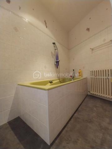 À vendre – Maison familiale en pierre de 131 m² à Gorron. 
A proximité des services et commerces,   cette agréable maison mitoyenne vous séduira par ses beaux volumes et son terrain arboré, idéal pour profiter de moments de détente en famille.

Au rez-de-chaussée :
- Une entrée.
- Une salle à manger lumineuse.
- Une cuisine.
- Un garage avec accès direct à la cuisine, très pratique au quotidien.

Au premier étage :
- Deux chambres.
- Un bureau, pouvant également servir de chambre d'appoint ou d'espace télétravail.
- Un WC 
- Une salle de bains.
A un niveau supérieur :
- Une grande chambre avec mezzanine.
- Une salle d'eau privative.

Au 2ème étage
- Une pièce spacieuse polyvalente pouvant être aménagée en salon, chambre ou salle de jeux selon vos besoins.
- Possibilité d'aménager 2 pièces supplémentaires.  

Chauffage Aérothermie air/eau de 2021  DPE C 

À l'extérieur
- En sortant du garage, vous pouvez rejoindre le terrain ainsi qu’une dépendance, composée en 3 parties: stockage/ atelier/chaufferie. 
 
À découvrir sans tarder !