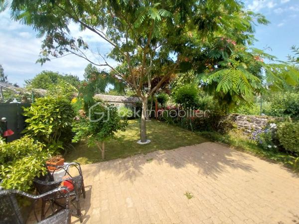 À vendre – Maison familiale en pierre de 131 m² à Gorron. 
A proximité des services et commerces,   cette agréable maison mitoyenne vous séduira par ses beaux volumes et son terrain arboré, idéal pour profiter de moments de détente en famille.

Au rez-de-chaussée :
- Une entrée.
- Une salle à manger lumineuse.
- Une cuisine.
- Un garage avec accès direct à la cuisine, très pratique au quotidien.

Au premier étage :
- Deux chambres.
- Un bureau, pouvant également servir de chambre d'appoint ou d'espace télétravail.
- Un WC 
- Une salle de bains.
A un niveau supérieur :
- Une grande chambre avec mezzanine.
- Une salle d'eau privative.

Au 2ème étage
- Une pièce spacieuse polyvalente pouvant être aménagée en salon, chambre ou salle de jeux selon vos besoins.
- Possibilité d'aménager 2 pièces supplémentaires.  

Chauffage Aérothermie air/eau de 2021  DPE C 

À l'extérieur
- En sortant du garage, vous pouvez rejoindre le terrain ainsi qu’une dépendance, composée en 3 parties: stockage/ atelier/chaufferie. 
 
À découvrir sans tarder !