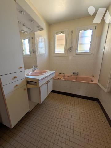 BELLE PROPRIETE DE PLAIN-PIED, GARAGE INDEPENDANT, 744 m²