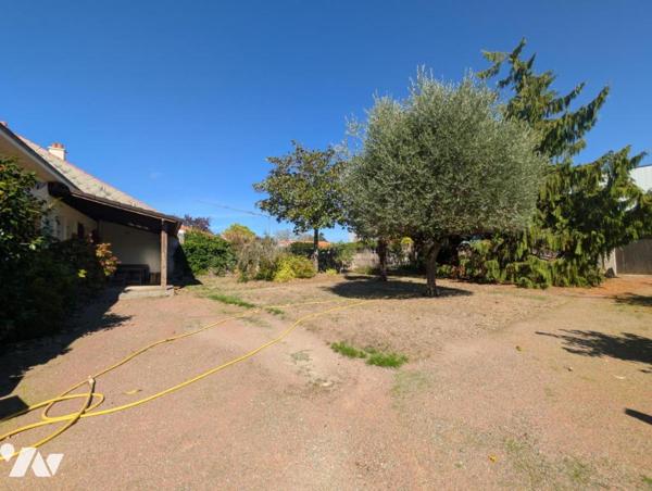 BELLE PROPRIETE DE PLAIN-PIED, GARAGE INDEPENDANT, 744 m²