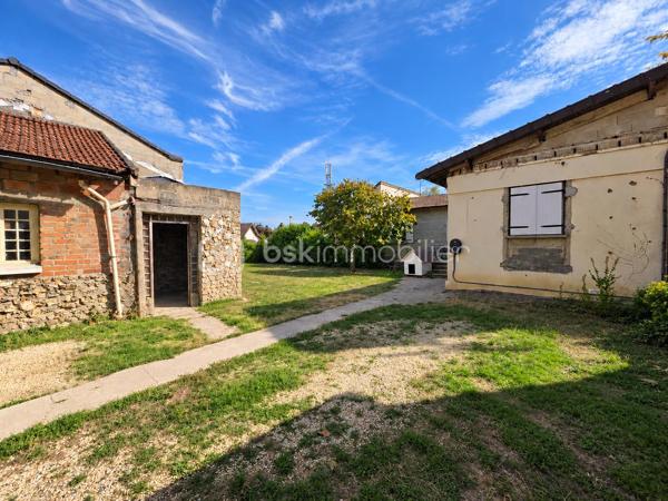Située dans le quartier des Stades à Villiers-sur-Marne, à environ 15 minutes à pied du RER E de Villiers/Plessis Trévise, venez découvrir cette maison implantée sur une parcelle de 511 m², avec la particularité appréciable d'un terrain donnant sur deux rues.
La maison se compose d'un espace de vie avec cuisine ouverte, de 3 chambres, dont une en enfilade, ainsi que d'une salle de bains.
À l'extérieur, vous profiterez d'un jardin offrant de belles possibilités d'aménagement ainsi que d'un long garage attenant à rénover, apportant un potentiel supplémentaire.
D'importants travaux de rénovation sont à prévoir, aussi bien à l'intérieur qu'à l'extérieur. Un bien qui s'adresse donc aux acquéreurs souhaitant entreprendre un véritable projet de rénovation et repenser la maison à leur goût.
Le véritable atout : son potentiel. Une parcelle de belle taille, une configuration évolutive, un garage et une double ouverture sur rue qui offrent différentes possibilités d'aménagement, sous réserve des règles d'urbanisme.
Une maison à réinventer entièrement, idéale pour les amateurs de rénovation à la recherche d'un bien avec du potentiel à Villiers-sur-Marne.