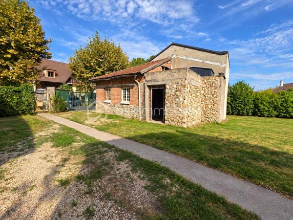 Située dans le quartier des Stades à Villiers-sur-Marne, à environ 15 minutes à pied du RER E de Villiers/Plessis Trévise, venez découvrir cette maison implantée sur une parcelle de 511 m², avec la particularité appréciable d'un terrain donnant sur deux rues.
La maison se compose d'un espace de vie avec cuisine ouverte, de 3 chambres, dont une en enfilade, ainsi que d'une salle de bains.
À l'extérieur, vous profiterez d'un jardin offrant de belles possibilités d'aménagement ainsi que d'un long garage attenant à rénover, apportant un potentiel supplémentaire.
D'importants travaux de rénovation sont à prévoir, aussi bien à l'intérieur qu'à l'extérieur. Un bien qui s'adresse donc aux acquéreurs souhaitant entreprendre un véritable projet de rénovation et repenser la maison à leur goût.
Le véritable atout : son potentiel. Une parcelle de belle taille, une configuration évolutive, un garage et une double ouverture sur rue qui offrent différentes possibilités d'aménagement, sous réserve des règles d'urbanisme.
Une maison à réinventer entièrement, idéale pour les amateurs de rénovation à la recherche d'un bien avec du potentiel à Villiers-sur-Marne.