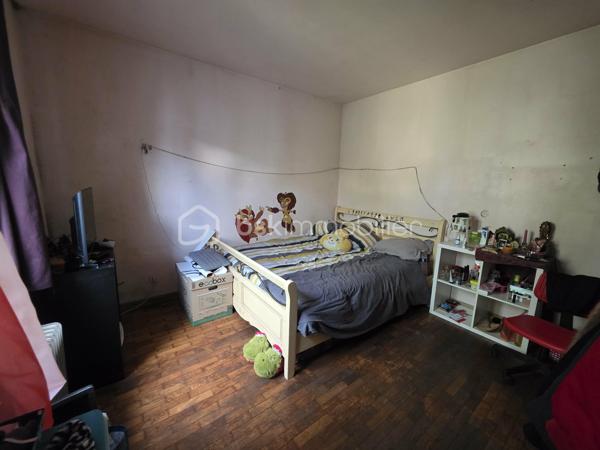 Située dans le quartier des Stades à Villiers-sur-Marne, à environ 15 minutes à pied du RER E de Villiers/Plessis Trévise, venez découvrir cette maison implantée sur une parcelle de 511 m², avec la particularité appréciable d'un terrain donnant sur deux rues.
La maison se compose d'un espace de vie avec cuisine ouverte, de 3 chambres, dont une en enfilade, ainsi que d'une salle de bains.
À l'extérieur, vous profiterez d'un jardin offrant de belles possibilités d'aménagement ainsi que d'un long garage attenant à rénover, apportant un potentiel supplémentaire.
D'importants travaux de rénovation sont à prévoir, aussi bien à l'intérieur qu'à l'extérieur. Un bien qui s'adresse donc aux acquéreurs souhaitant entreprendre un véritable projet de rénovation et repenser la maison à leur goût.
Le véritable atout : son potentiel. Une parcelle de belle taille, une configuration évolutive, un garage et une double ouverture sur rue qui offrent différentes possibilités d'aménagement, sous réserve des règles d'urbanisme.
Une maison à réinventer entièrement, idéale pour les amateurs de rénovation à la recherche d'un bien avec du potentiel à Villiers-sur-Marne.
