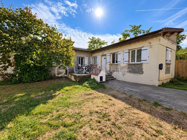 Située dans le quartier des Stades à Villiers-sur-Marne, à environ 15 minutes à pied du RER E de Villiers/Plessis Trévise, venez découvrir cette maison implantée sur une parcelle de 511 m², avec la particularité appréciable d'un terrain donnant sur deux rues.
La maison se compose d'un espace de vie avec cuisine ouverte, de 3 chambres, dont une en enfilade, ainsi que d'une salle de bains.
À l'extérieur, vous profiterez d'un jardin offrant de belles possibilités d'aménagement ainsi que d'un long garage attenant à rénover, apportant un potentiel supplémentaire.
D'importants travaux de rénovation sont à prévoir, aussi bien à l'intérieur qu'à l'extérieur. Un bien qui s'adresse donc aux acquéreurs souhaitant entreprendre un véritable projet de rénovation et repenser la maison à leur goût.
Le véritable atout : son potentiel. Une parcelle de belle taille, une configuration évolutive, un garage et une double ouverture sur rue qui offrent différentes possibilités d'aménagement, sous réserve des règles d'urbanisme.
Une maison à réinventer entièrement, idéale pour les amateurs de rénovation à la recherche d'un bien avec du potentiel à Villiers-sur-Marne.
