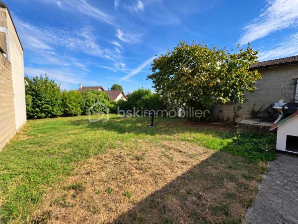Située dans le quartier des Stades à Villiers-sur-Marne, à environ 15 minutes à pied du RER E de Villiers/Plessis Trévise, venez découvrir cette maison implantée sur une parcelle de 511 m², avec la particularité appréciable d'un terrain donnant sur deux rues.
La maison se compose d'un espace de vie avec cuisine ouverte, de 3 chambres, dont une en enfilade, ainsi que d'une salle de bains.
À l'extérieur, vous profiterez d'un jardin offrant de belles possibilités d'aménagement ainsi que d'un long garage attenant à rénover, apportant un potentiel supplémentaire.
D'importants travaux de rénovation sont à prévoir, aussi bien à l'intérieur qu'à l'extérieur. Un bien qui s'adresse donc aux acquéreurs souhaitant entreprendre un véritable projet de rénovation et repenser la maison à leur goût.
Le véritable atout : son potentiel. Une parcelle de belle taille, une configuration évolutive, un garage et une double ouverture sur rue qui offrent différentes possibilités d'aménagement, sous réserve des règles d'urbanisme.
Une maison à réinventer entièrement, idéale pour les amateurs de rénovation à la recherche d'un bien avec du potentiel à Villiers-sur-Marne.