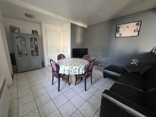 Située dans le quartier des Stades à Villiers-sur-Marne, à environ 15 minutes à pied du RER E de Villiers/Plessis Trévise, venez découvrir cette maison implantée sur une parcelle de 511 m², avec la particularité appréciable d'un terrain donnant sur deux rues.
La maison se compose d'un espace de vie avec cuisine ouverte, de 3 chambres, dont une en enfilade, ainsi que d'une salle de bains.
À l'extérieur, vous profiterez d'un jardin offrant de belles possibilités d'aménagement ainsi que d'un long garage attenant à rénover, apportant un potentiel supplémentaire.
D'importants travaux de rénovation sont à prévoir, aussi bien à l'intérieur qu'à l'extérieur. Un bien qui s'adresse donc aux acquéreurs souhaitant entreprendre un véritable projet de rénovation et repenser la maison à leur goût.
Le véritable atout : son potentiel. Une parcelle de belle taille, une configuration évolutive, un garage et une double ouverture sur rue qui offrent différentes possibilités d'aménagement, sous réserve des règles d'urbanisme.
Une maison à réinventer entièrement, idéale pour les amateurs de rénovation à la recherche d'un bien avec du potentiel à Villiers-sur-Marne.