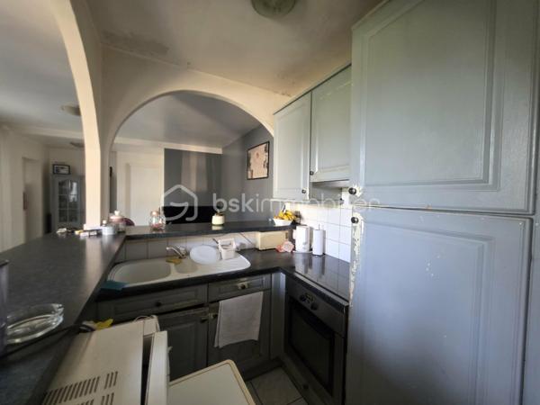 Située dans le quartier des Stades à Villiers-sur-Marne, à environ 15 minutes à pied du RER E de Villiers/Plessis Trévise, venez découvrir cette maison implantée sur une parcelle de 511 m², avec la particularité appréciable d'un terrain donnant sur deux rues.
La maison se compose d'un espace de vie avec cuisine ouverte, de 3 chambres, dont une en enfilade, ainsi que d'une salle de bains.
À l'extérieur, vous profiterez d'un jardin offrant de belles possibilités d'aménagement ainsi que d'un long garage attenant à rénover, apportant un potentiel supplémentaire.
D'importants travaux de rénovation sont à prévoir, aussi bien à l'intérieur qu'à l'extérieur. Un bien qui s'adresse donc aux acquéreurs souhaitant entreprendre un véritable projet de rénovation et repenser la maison à leur goût.
Le véritable atout : son potentiel. Une parcelle de belle taille, une configuration évolutive, un garage et une double ouverture sur rue qui offrent différentes possibilités d'aménagement, sous réserve des règles d'urbanisme.
Une maison à réinventer entièrement, idéale pour les amateurs de rénovation à la recherche d'un bien avec du potentiel à Villiers-sur-Marne.