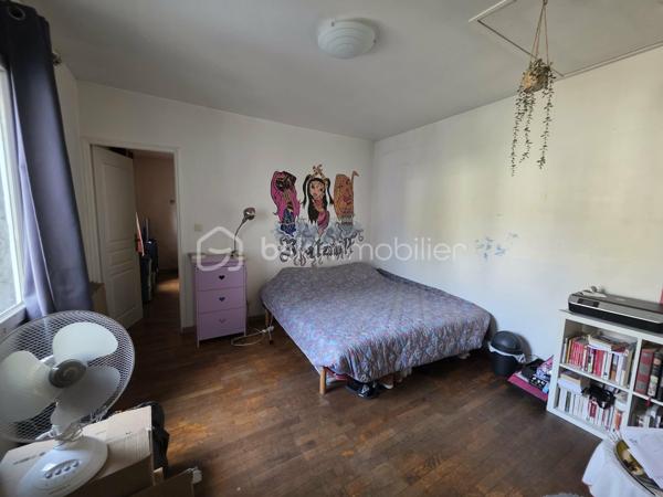 Située dans le quartier des Stades à Villiers-sur-Marne, à environ 15 minutes à pied du RER E de Villiers/Plessis Trévise, venez découvrir cette maison implantée sur une parcelle de 511 m², avec la particularité appréciable d'un terrain donnant sur deux rues.
La maison se compose d'un espace de vie avec cuisine ouverte, de 3 chambres, dont une en enfilade, ainsi que d'une salle de bains.
À l'extérieur, vous profiterez d'un jardin offrant de belles possibilités d'aménagement ainsi que d'un long garage attenant à rénover, apportant un potentiel supplémentaire.
D'importants travaux de rénovation sont à prévoir, aussi bien à l'intérieur qu'à l'extérieur. Un bien qui s'adresse donc aux acquéreurs souhaitant entreprendre un véritable projet de rénovation et repenser la maison à leur goût.
Le véritable atout : son potentiel. Une parcelle de belle taille, une configuration évolutive, un garage et une double ouverture sur rue qui offrent différentes possibilités d'aménagement, sous réserve des règles d'urbanisme.
Une maison à réinventer entièrement, idéale pour les amateurs de rénovation à la recherche d'un bien avec du potentiel à Villiers-sur-Marne.