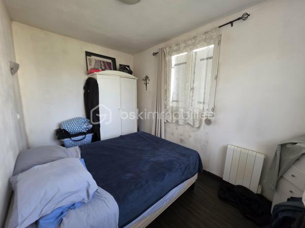 Située dans le quartier des Stades à Villiers-sur-Marne, à environ 15 minutes à pied du RER E de Villiers/Plessis Trévise, venez découvrir cette maison implantée sur une parcelle de 511 m², avec la particularité appréciable d'un terrain donnant sur deux rues.
La maison se compose d'un espace de vie avec cuisine ouverte, de 3 chambres, dont une en enfilade, ainsi que d'une salle de bains.
À l'extérieur, vous profiterez d'un jardin offrant de belles possibilités d'aménagement ainsi que d'un long garage attenant à rénover, apportant un potentiel supplémentaire.
D'importants travaux de rénovation sont à prévoir, aussi bien à l'intérieur qu'à l'extérieur. Un bien qui s'adresse donc aux acquéreurs souhaitant entreprendre un véritable projet de rénovation et repenser la maison à leur goût.
Le véritable atout : son potentiel. Une parcelle de belle taille, une configuration évolutive, un garage et une double ouverture sur rue qui offrent différentes possibilités d'aménagement, sous réserve des règles d'urbanisme.
Une maison à réinventer entièrement, idéale pour les amateurs de rénovation à la recherche d'un bien avec du potentiel à Villiers-sur-Marne.
