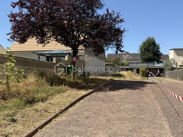 Terrain constructible – Le Mans – 350 m² - proche Pôle santé sud

Au Mans, découvrez ce terrain constructible de 350 m², idéal pour concrétiser votre projet immobilier.
Libre de tout constructeur 

6,50 M / 50 M

* Terrain viabilisé
* Belle possibilité de construction dans un secteur pratique et recherché

Un projet de maison a déjà été imaginé avec un constructeur :
maison d’environ 60 m² d’emprise au sol sur deux niveaux.
Présentation du projet et estimation chiffrée disponibles sur demande.

Pour plus d’informations ou organiser une visite, contactez-moi.