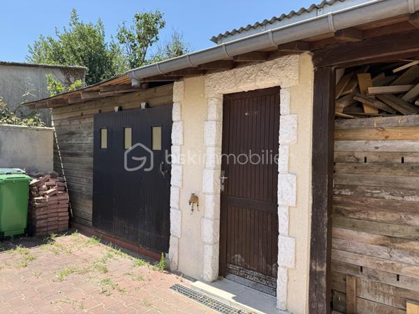 Terrain constructible – Le Mans – 350 m² - proche Pôle santé sud

Au Mans, découvrez ce terrain constructible de 350 m², idéal pour concrétiser votre projet immobilier.
Libre de tout constructeur 

6,50 M / 50 M

* Terrain viabilisé
* Belle possibilité de construction dans un secteur pratique et recherché

Un projet de maison a déjà été imaginé avec un constructeur :
maison d’environ 60 m² d’emprise au sol sur deux niveaux.
Présentation du projet et estimation chiffrée disponibles sur demande.

Pour plus d’informations ou organiser une visite, contactez-moi.