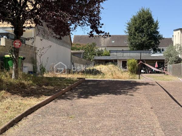 Terrain constructible – Le Mans – 350 m² - proche Pôle santé sud

Au Mans, découvrez ce terrain constructible de 350 m², idéal pour concrétiser votre projet immobilier.
Libre de tout constructeur 

6,50 M / 50 M

* Terrain viabilisé
* Belle possibilité de construction dans un secteur pratique et recherché

Un projet de maison a déjà été imaginé avec un constructeur :
maison d’environ 60 m² d’emprise au sol sur deux niveaux.
Présentation du projet et estimation chiffrée disponibles sur demande.

Pour plus d’informations ou organiser une visite, contactez-moi.