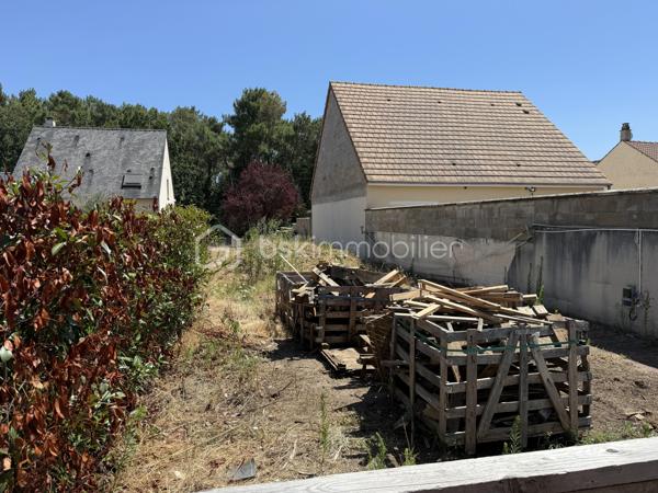 Terrain constructible – Le Mans – 350 m² - proche Pôle santé sud

Au Mans, découvrez ce terrain constructible de 350 m², idéal pour concrétiser votre projet immobilier.
Libre de tout constructeur 

6,50 M / 50 M

* Terrain viabilisé
* Belle possibilité de construction dans un secteur pratique et recherché

Un projet de maison a déjà été imaginé avec un constructeur :
maison d’environ 60 m² d’emprise au sol sur deux niveaux.
Présentation du projet et estimation chiffrée disponibles sur demande.

Pour plus d’informations ou organiser une visite, contactez-moi.